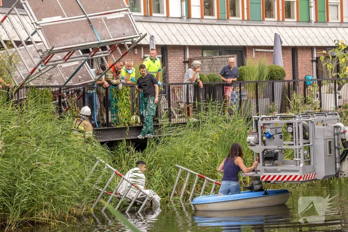 Steiger valt om schilder belandt in water