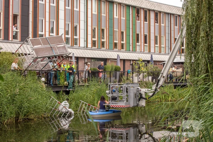Steiger valt om schilder belandt in water