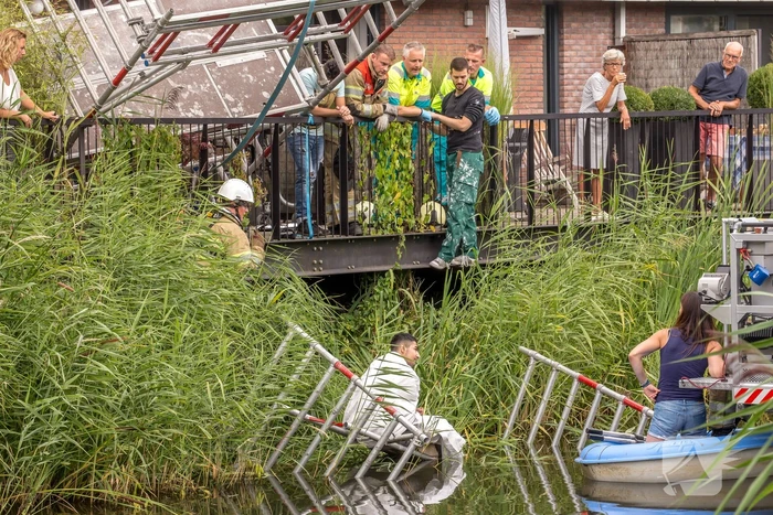 Steiger valt om schilder belandt in water
