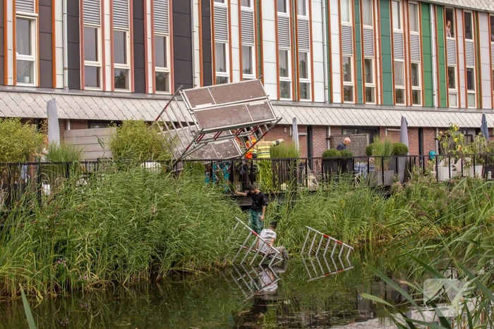 Steiger valt om schilder belandt in water