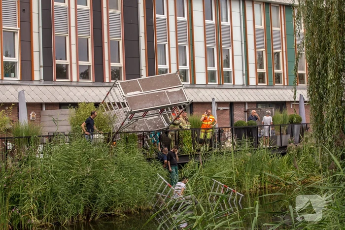 Steiger valt om schilder belandt in water