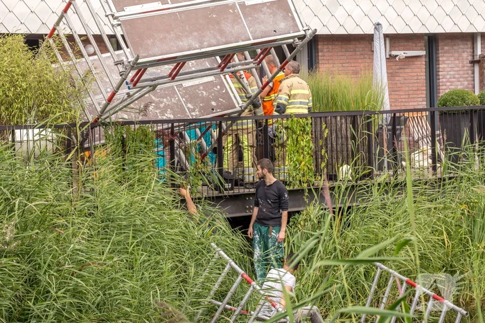 Steiger valt om schilder belandt in water