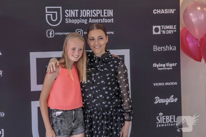 Honderden in de rij voor vlogger Mascha
