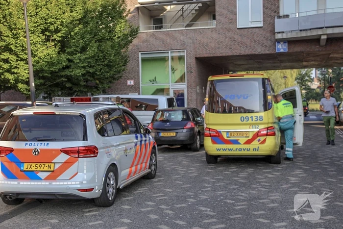 Auto botst op geparkeerde bestelbus