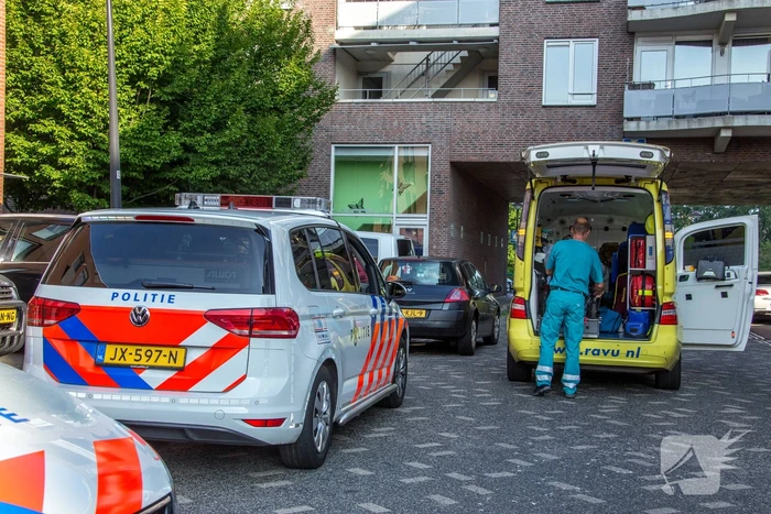 Auto botst op geparkeerde bestelbus