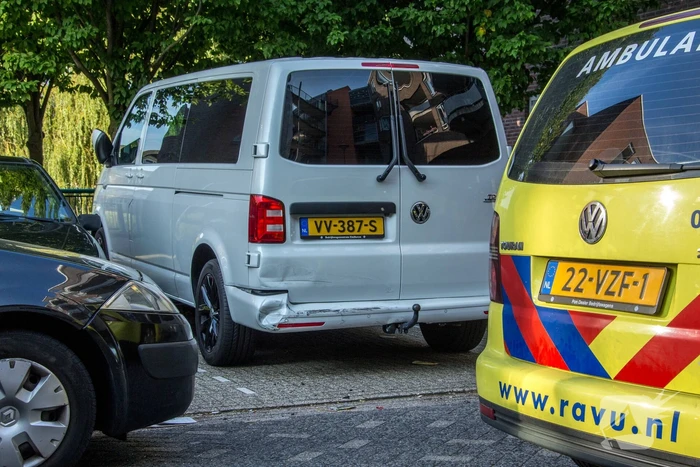 Auto botst op geparkeerde bestelbus