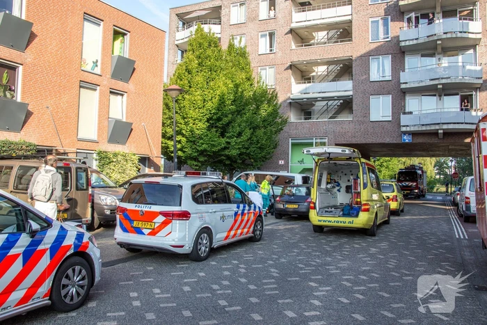 Auto botst op geparkeerde bestelbus