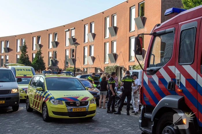 Auto botst op geparkeerde bestelbus