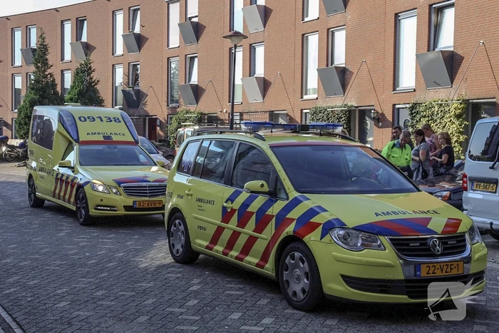 Auto botst op geparkeerde bestelbus