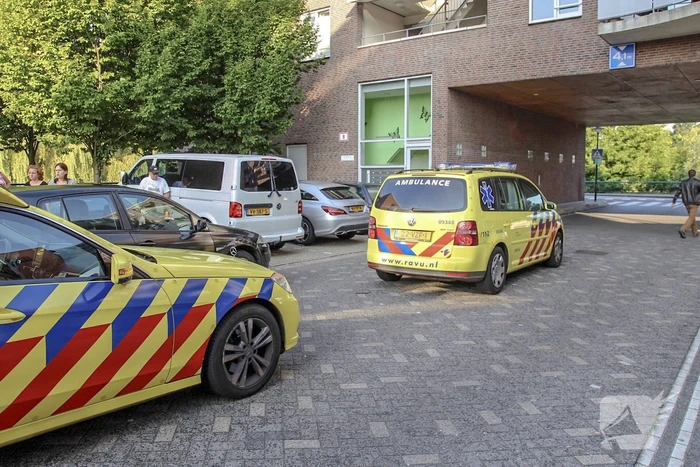 Auto botst op geparkeerde bestelbus