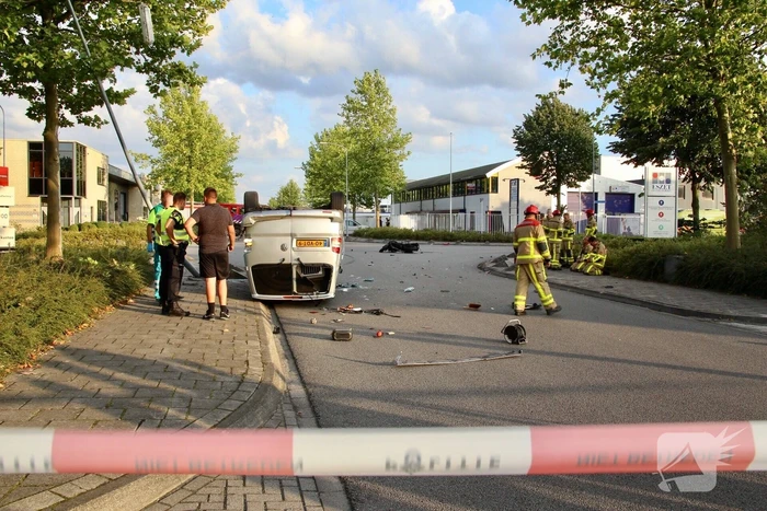 Bestelbus op de kop door aanrijding motor