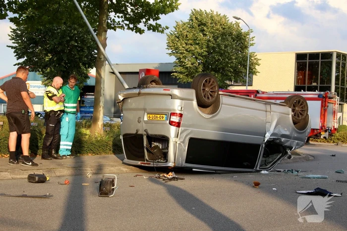 Bestelbus op de kop door aanrijding motor