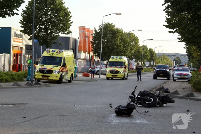Bestelbus op de kop door aanrijding motor