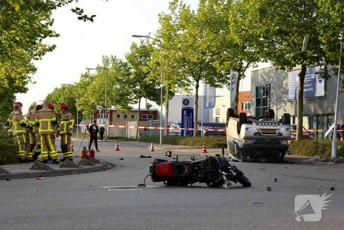 Bestelbus op de kop door aanrijding motor