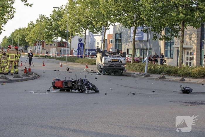 Bestelbus op de kop door aanrijding motor