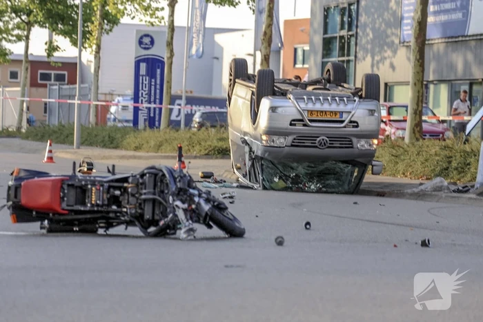Bestelbus op de kop door aanrijding motor