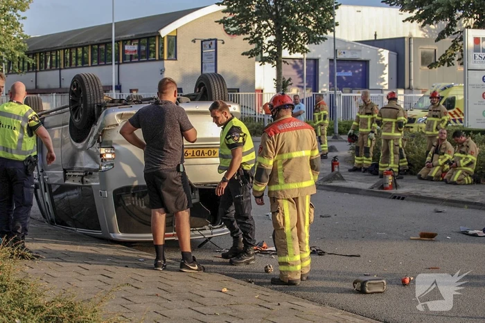 Bestelbus op de kop door aanrijding motor