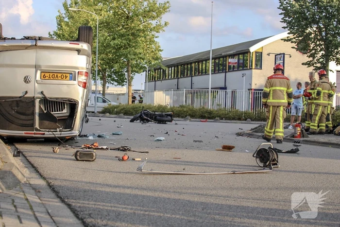 Bestelbus op de kop door aanrijding motor