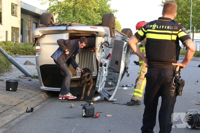 Bestelbus op de kop door aanrijding motor