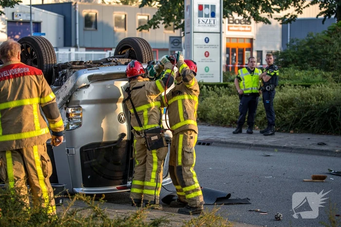 Bestelbus op de kop door aanrijding motor