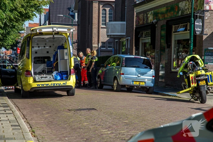 E-bikester ernstig gewond na knal tegen autoportier