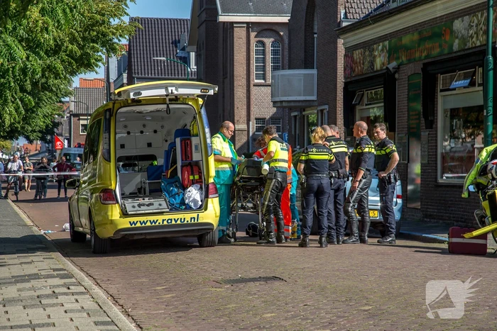 E-bikester ernstig gewond na knal tegen autoportier