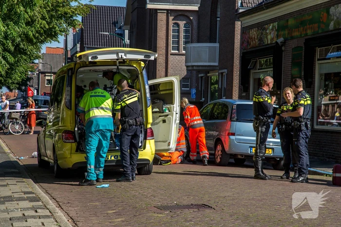 E-bikester ernstig gewond na knal tegen autoportier
