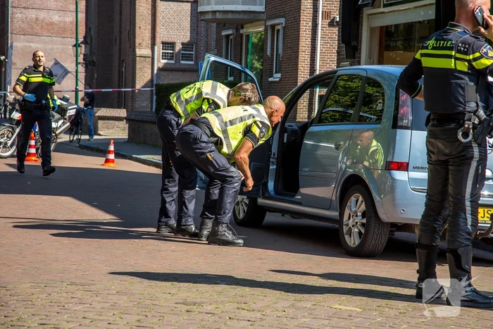 E-bikester ernstig gewond na knal tegen autoportier