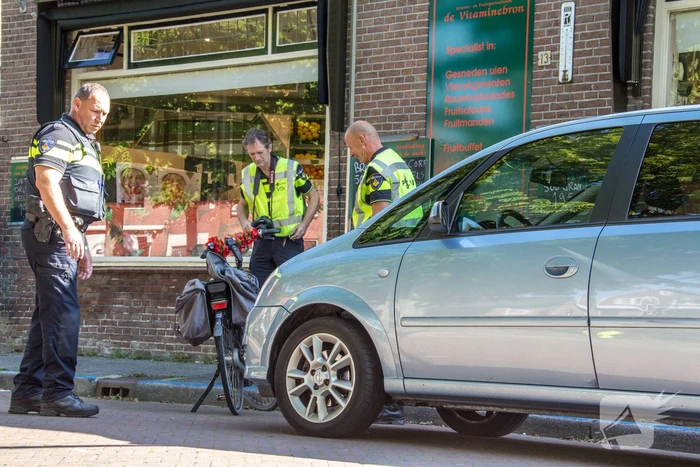 E-bikester ernstig gewond na knal tegen autoportier