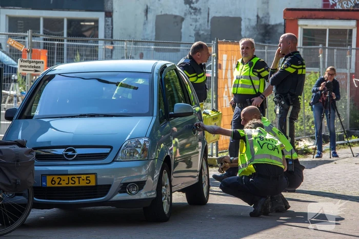 E-bikester ernstig gewond na knal tegen autoportier