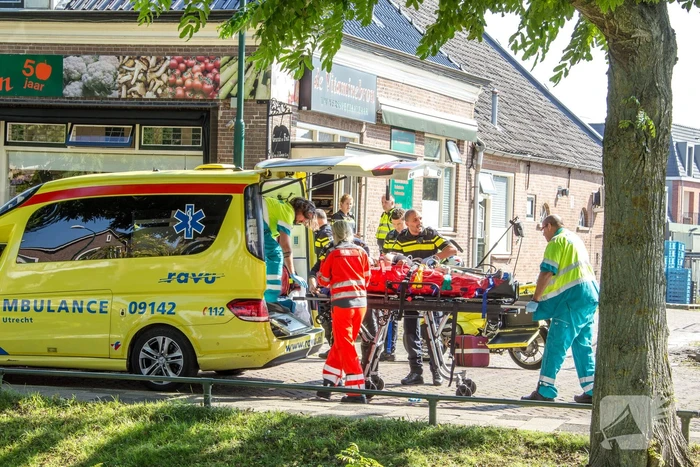 E-bikester ernstig gewond na knal tegen autoportier