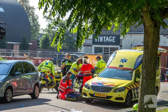E-bikester ernstig gewond na knal tegen autoportier