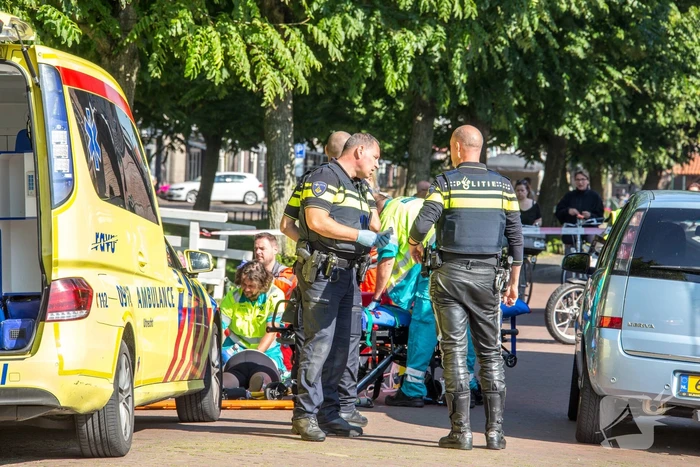 E-bikester ernstig gewond na knal tegen autoportier