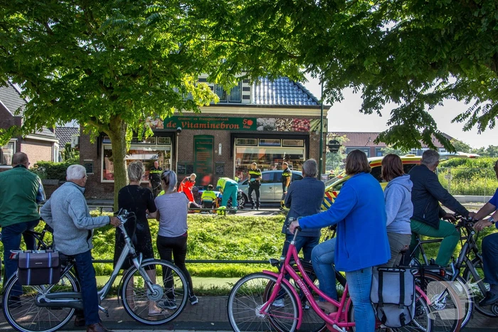 E-bikester ernstig gewond na knal tegen autoportier