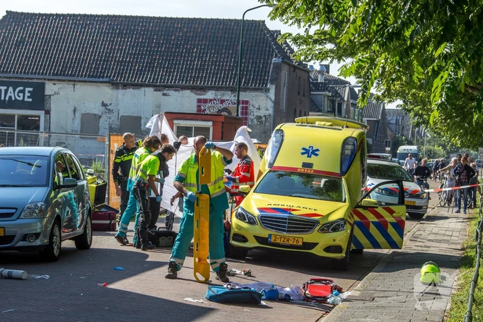 E-bikester ernstig gewond na knal tegen autoportier