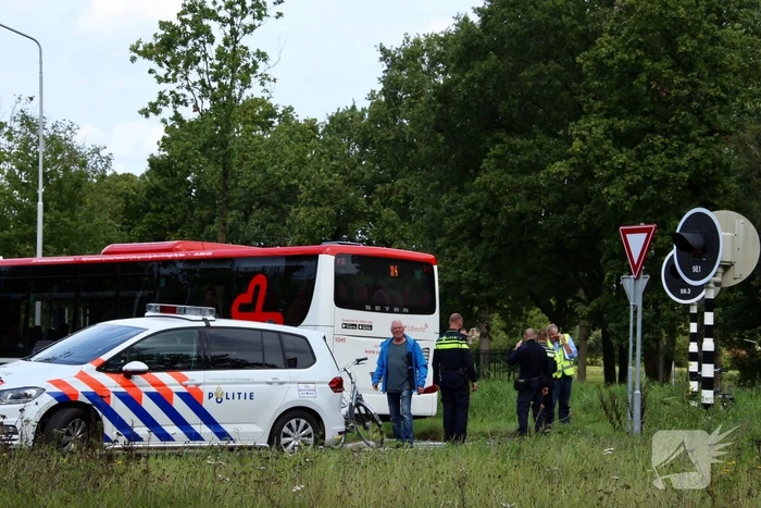 Fietser rijdt tegen stadsbus