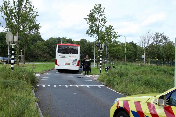 Fietser rijdt tegen stadsbus