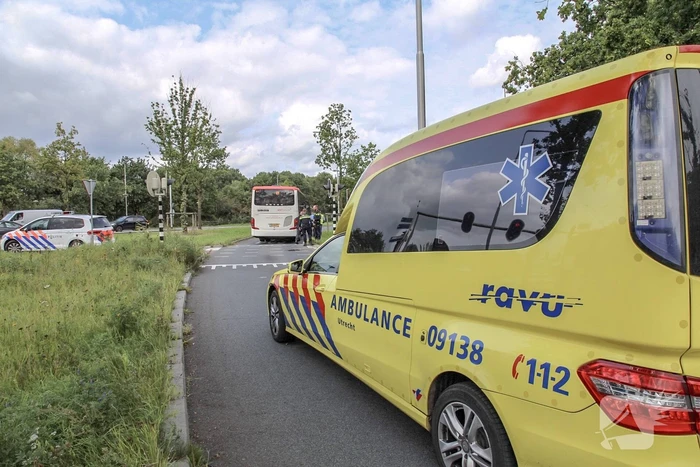 Fietser rijdt tegen stadsbus