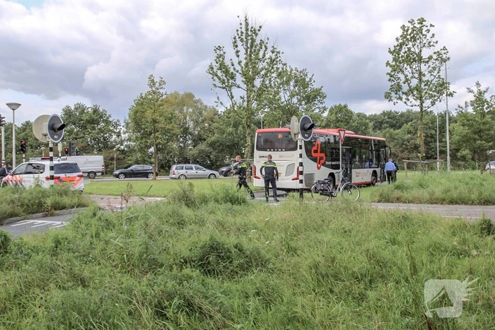 Fietser rijdt tegen stadsbus