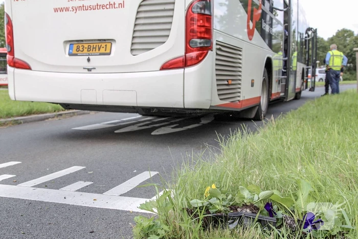Fietser rijdt tegen stadsbus
