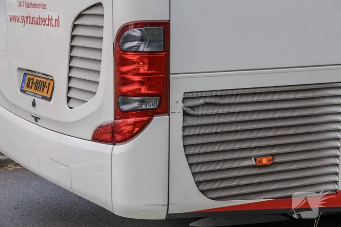 Fietser rijdt tegen stadsbus