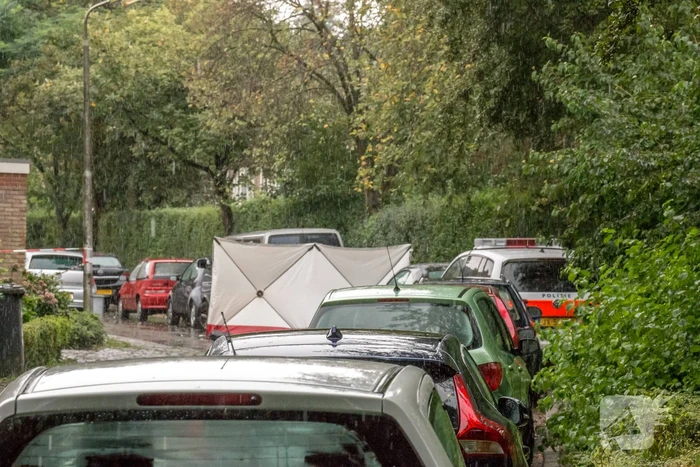Overleden persoon aangetroffen in auto