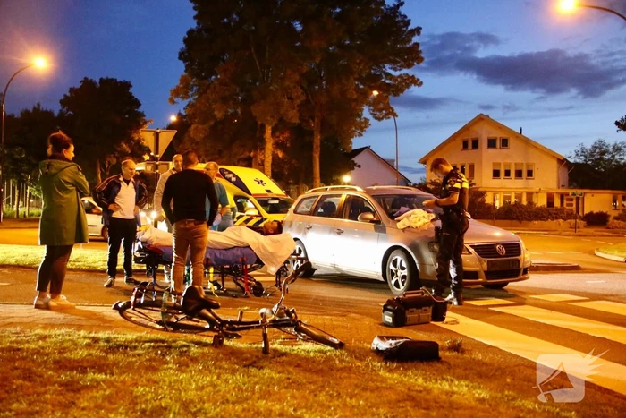 Fietser geschept op rotonde