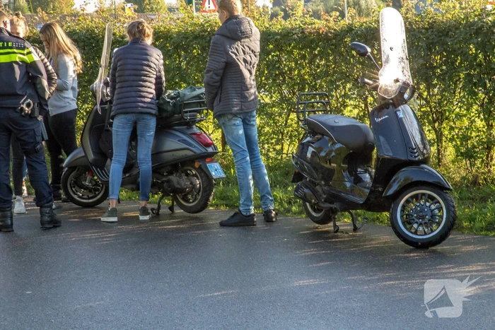 Scooterrijdster onderuit door glad nat wegdek