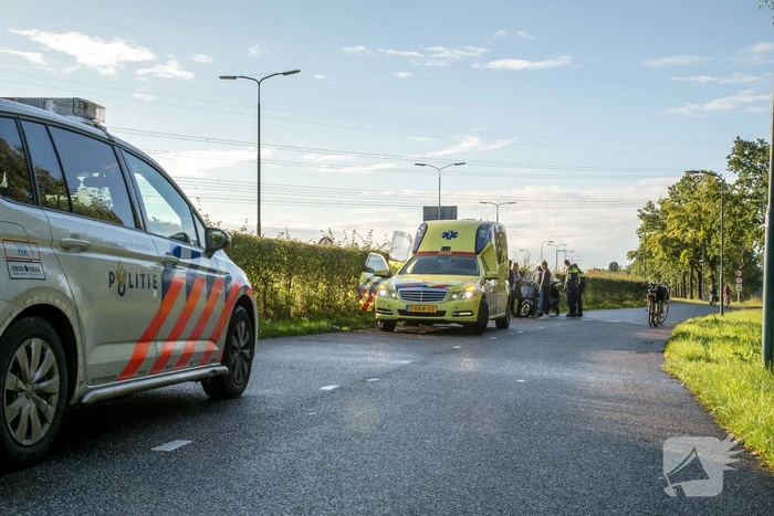 Scooterrijdster onderuit door glad nat wegdek