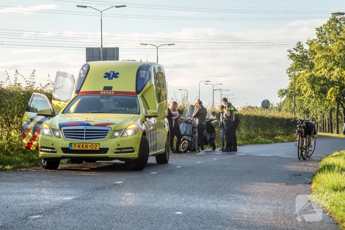 Scooterrijdster onderuit door glad nat wegdek