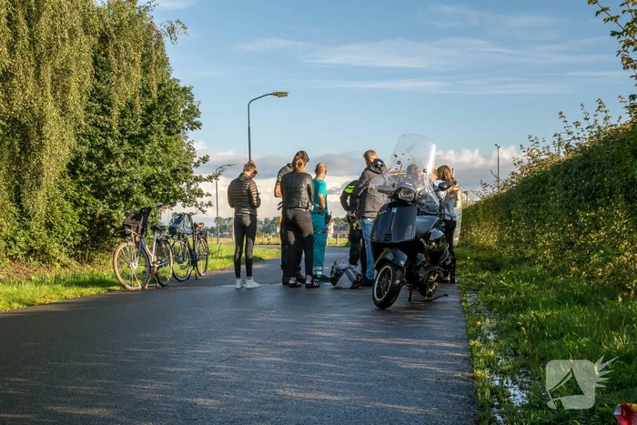 Scooterrijdster onderuit door glad nat wegdek