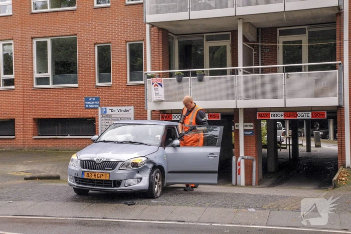 Flinke aanrijding na uitrijden parkeergarage