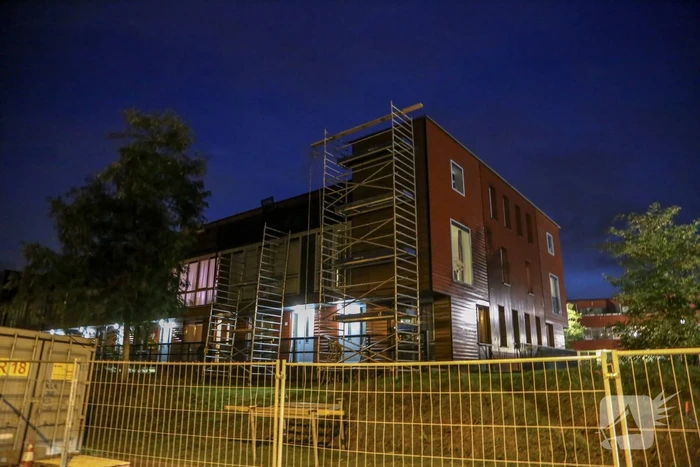 Grote zoekactie naar jongens op dak woonblok