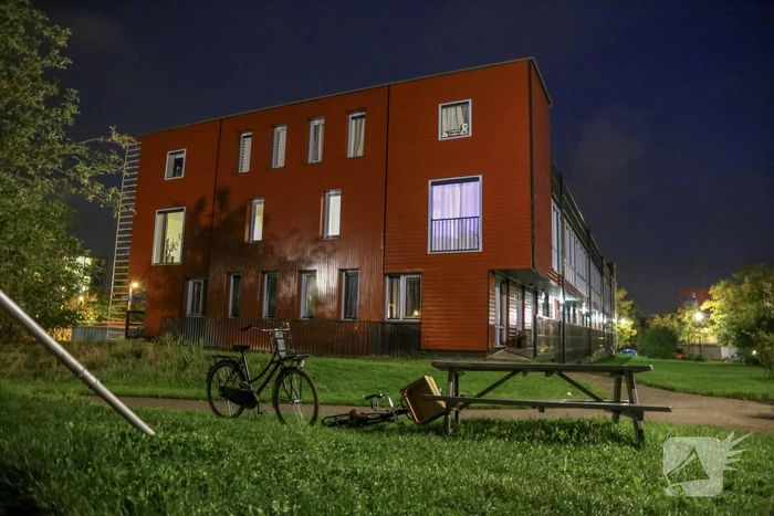 Grote zoekactie naar jongens op dak woonblok